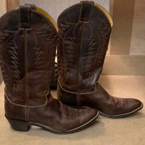 Classic Brown Leather Cowboy Boots, JUSTIN brand, 9.5 B.  Fabulous condition. - Picture 2 of 10